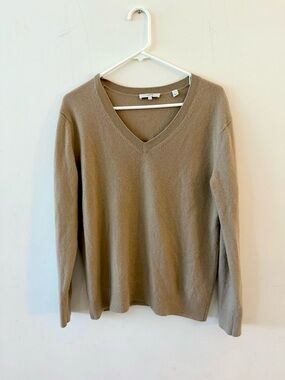 Vince Weekend Casual Cashmere Women’s V-Neck Sweater in Camel, Small
